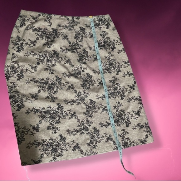 Helen Wang Embroidered Daisy Floral Pencil Skirt with Ribbon Detail Size 4 - Picture 12 of 12